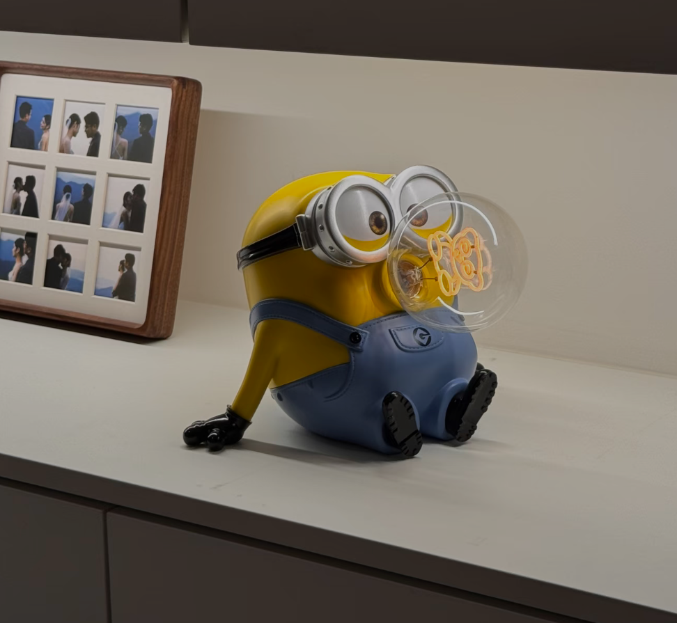 Minion bubble lamp