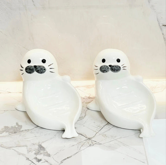Premium Ceramic Soap Dish for Home Use
Cute Soap Holder with Storage Rack
Self-Draining Design – No Water Buildup
Perfect for Bathrooms, Sinks, and Wash Basins